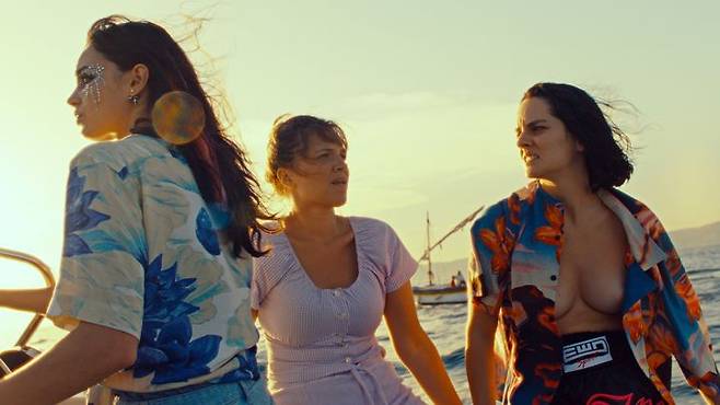 [서울=뉴시스] 영화 '발코니의 여자들' 스틸. (사진=그린나래미디어 제공) 2025.06.11. photo@newsis.com *재판매 및 DB 금지