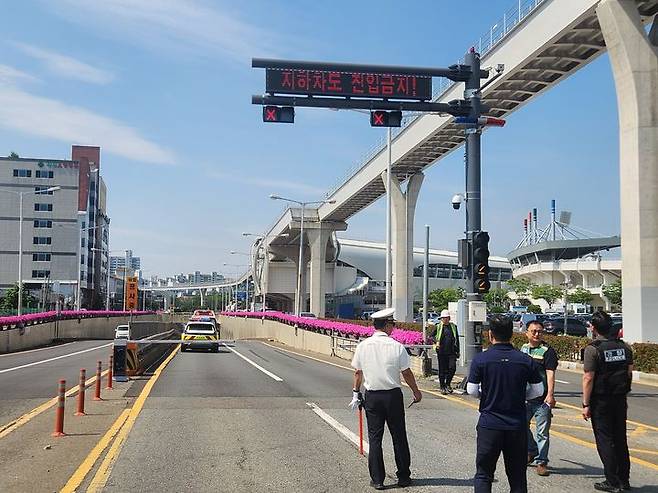 [양산=뉴시스] 양산경찰서가 여름철 집중호우와 태풍에 대비 양주지하차도(부산방면) 일원에서 관계기관 합동 점검을 하고 있다. (사진=양산경찰서 제공) 2025.06.11. photo@newsis.com *재판매 및 DB 금지