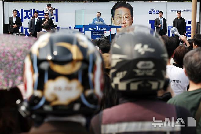 [인천=뉴시스] 조성우 기자 = 이재명 대통령이 대선후보 시절인 지난달 21일 인천 부평구 부평역 북광장에서 열린 집중유세에서 연설하는 동안 한 배달라이더가 헬멧을 착용한 채 유세를 지켜보고 있다. 2025.05.21. xconfind@newsis.com