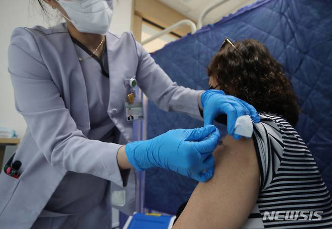 [서울=뉴시스] 고승민 기자 =  서울부민병원을 찾은 어르신이 접코로나19 접종을 받고 있다. 2023.10.19. kkssmm99@newsis.com