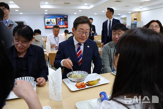 [서울=뉴시스] 최진석 기자 = 이재명 대통령이 11일 서울 용산 대통령실 기자식당에서 출입기자들과 식사를 하며 대화를 나누고 있다. 2025.06.11. myjs@newsis.com