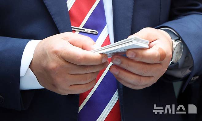 [서울=뉴시스] 최진석 기자 = 이재명 대통령이 11일 서울 용산 대통령실 기자식당에서 식사를 마친 뒤 출입기자들과 인사를 나누며 받은 명함. 2025.06.11. myjs@newsis.com