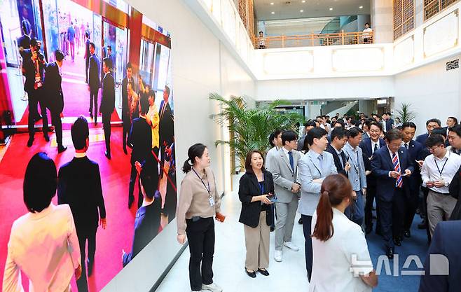 [서울=뉴시스] 최진석 기자 = 이재명 대통령이 11일 서울 용산 대통령실 기자식당에서 식사를 마친 뒤 기념촬영을 위해 이동하며 출입기자들의 명함을 받고 있다. 2025.06.11. myjs@newsis.com