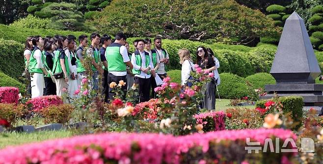 [부산=뉴시스] 하경민 기자 = 유엔참전국 후손 교류캠프 참가자들이 11일 부산 남구 유엔기념공원 전몰장병묘역을 참배하고 있다. 올해로 16회째를 맞는 이번 캠프에는  6·25전쟁 유엔군 참전용사 후손과 참전국·국내 대학생 등 13개국 150명이 참여했다. 2025.06.11. yulnetphoto@newsis.com