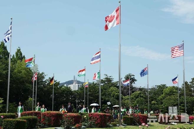 [부산=뉴시스] 하경민 기자 = 유엔참전국 후손 교류캠프 참가자들이 11일 부산 남구 유엔기념공원 전몰장병묘역을 참배하고 있다. 올해로 16회째를 맞는 이번 캠프에는  6·25전쟁 유엔군 참전용사 후손과 참전국·국내 대학생 등 13개국 150명이 참여했다. 2025.06.11. yulnetphoto@newsis.com