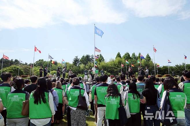 [부산=뉴시스] 하경민 기자 = 유엔참전국 후손 교류캠프 참가자들이 11일 부산 남구 유엔기념공원 전몰장병묘역을 참배하고 있다. 올해로 16회째를 맞는 이번 캠프에는  6·25전쟁 유엔군 참전용사 후손과 참전국·국내 대학생 등 13개국 150명이 참여했다. 2025.06.11. yulnetphoto@newsis.com