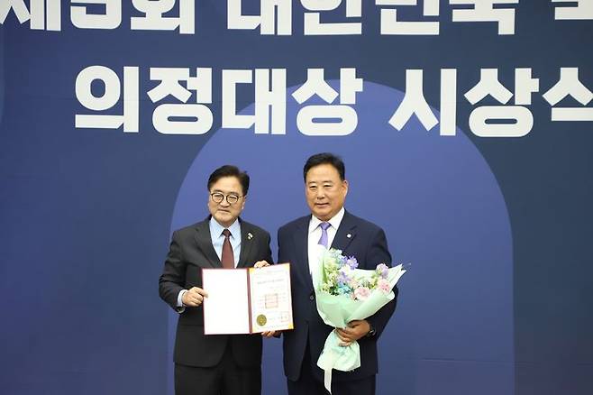 [당진=뉴시스] 더불어민주당 어기구(오른쪽) 의원 11일 국회에서 열린 '제5회 대한민국 국회 의정대상' 입법활동 부문 대상을 받은 후 우원식 의장과 기념 사진을 찍고 있다. (사진=어기구 의원실 제공) 2025.06.11. photo@newsis.com *재판매 및 DB 금지