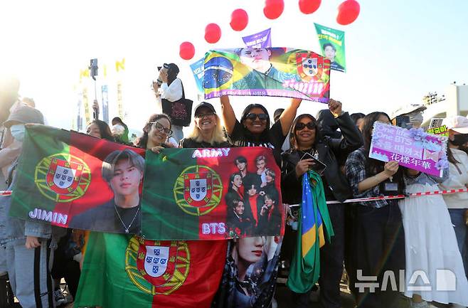 [연천=뉴시스] 김혜진 기자 = 방탄소년단(BTS) 지민과 정국이 전역을 앞둔 11일 오전 경기도 연천군의 한 부대 인근에서 방탄소년단 팬들이 현수막을 흔들고 있다. 2025.06.11. jini@newsis.com