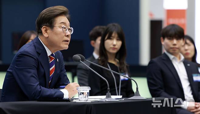 [서울=뉴시스] 고범준 기자 = 이재명 대통령이 11일 서울 영등포구 한국거래소에서 열린 주식시장 불공정거래 근절을 위한 현장 간담회에서 참석자 질문에 답하고 있다. 2025.06.11. bjko@newsis.com