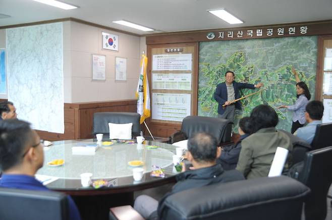 [산청=뉴시스] 태국 카오야이국립공원 대표단, 지리산국립공원 방문 (사진=지리산국립공원 제공) 2025. 06. 11. photo@newsis.com  *재판매 및 DB 금지