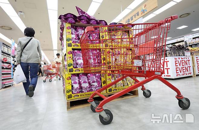 [서울=뉴시스] 김선웅 기자 = 지난달 29일 서울 소재 유통매장에서 시민들이 장을 보고 있는 모습. 2025.05.29. mangusta@newsis.com