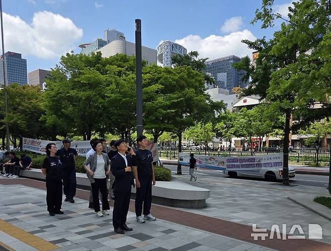 [거제=뉴시스] 신정철 기자= 변광용 거제시장이 11일, 서울 한화 본사 앞 30m 철탑 위에서 하청노동자 상여금 인상, 처우개선 등 단체교섭 타결을 요구하며 89일째 목숨을 건 고공농성을 이어가고 있는 한화오션 하청노동자 고공농성과 관련 입장문을 내고 정부 등 관계기관에 대책을 촉구했다.사진은 변 시장이 지난달 22일 서울 한화 본사 앞 고공농성장을 찾아 고공농성중인 김형수 거제통영고성조선하청지회장과 전화통화를 하고 있는 모습.(사진=뉴시스DB).2025.06.11. sin@newsis.com