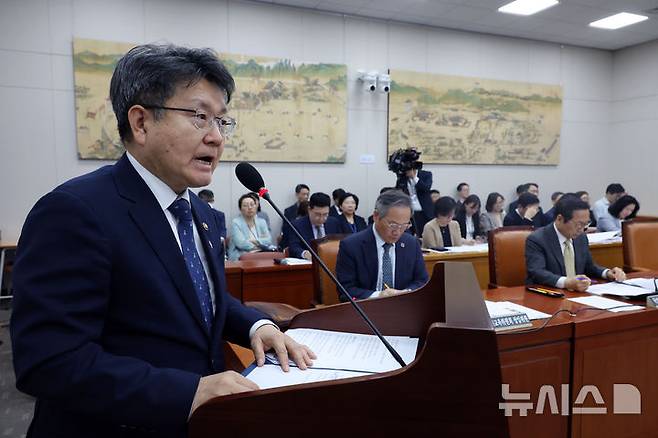 [서울=뉴시스] 고승민 기자 = 11일 서울 여의도 국회에서 열린 제426회국회(임시회) 교육위원회 제1차 전체회의에서 오석환 교육부 차관이 업무보고를 하고 있다. 2025.06.11. kkssmm99@newsis.com