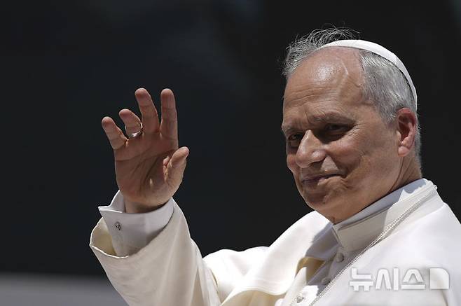 [바티칸시티=AP/뉴시스]교황 레오 14세가 11일 바티칸 성 베드로 광장에서 주례 일반 알현을 마치고 떠나면서 손을 흔들어 인사하고 있다. 그는 2018년 바티칸과 중국이 체결한 협정에 따라 처음으로 임명한 중국 주교를 중국이 인정한 것에 대해 11일 만족감을 표명, 프란치스코 전 교황의 가장 논란이 되고 있는 외교정책 결정 중 하나를 이어가겠다는 의지를 보여주었다. 2025.06.11.