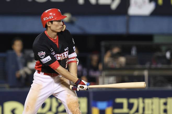 [서울=뉴시스] 프로야구 KIA 타이거즈의 김호령이 3일 서울 잠실구장에서 열린 2025 신한 쏠뱅크 KBO리그 두산 베어스와의 경기에서 안타를 치고 있다. (사진=KIA 타이거즈 제공) 2025.06.03. *재판매 및 DB 금지