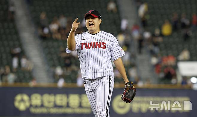 [서울=뉴시스] 김선웅 기자 = 11일 서울 송파구 잠실야구장에서 열린 2025 프로야구 SSG 랜더스와 LG 트윈스의 경기, LG 마무리투수 장현식이 경기를 6-4로 승리를 거두며 기뻐하고 있다. 2025.06.11. mangusta@newsis.com