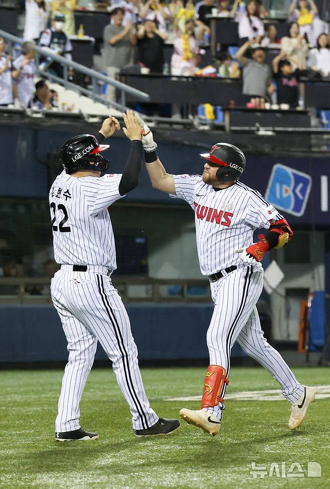 [서울=뉴시스] 김선웅 기자 = 11일 서울 송파구 잠실야구장에서 열린 2025 프로야구 SSG 랜더스와 LG 트윈스의 경기, 7회말 1사 주자 1루 상황, LG 3번타자 오스틴이 좌월 2점 홈런을 날린 뒤 홈으로 들어오며 1루주자 김현수와 하이파이브를 하고 있다. 2025.06.11. mangusta@newsis.com