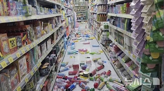 [타이난=AP/뉴시스] 대만 타이난에서 발생한 지진으로 한 상점 진열대의 상품들이 떨어져 바닥에 흩어져 있다. 21일 0시17분 타이난에서 일어난 규모 6.4 강진으로 최소한 15명이 부상했다. 2025.01.21