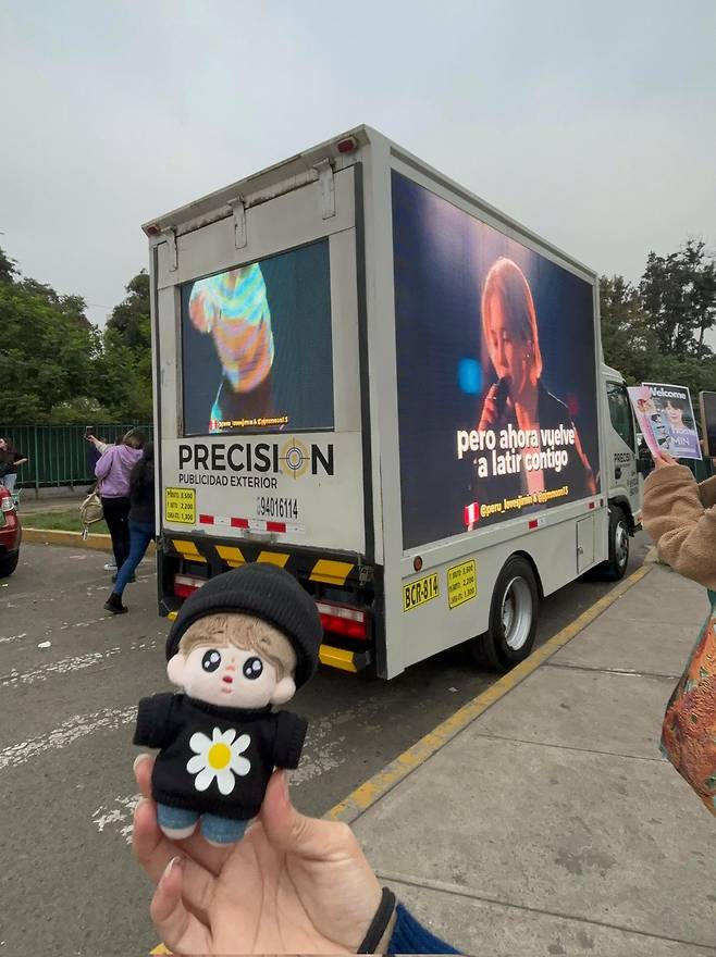 페루 리마에서 운행된 지민 전역 축하 LED 트럭 [@pjmmoon13 X 캡처]