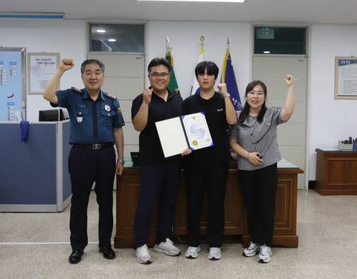 기념 촬영을 하는 최성윤군 [부산 연제경찰서 제공, 재판매 및 DB 금지]