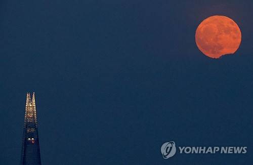 현지시간 10일 영국 런던에 떠오른 '스트로베리문' [로이터=연합뉴스]