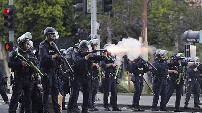 LA시위에 대응하는 경찰들. 연합뉴스