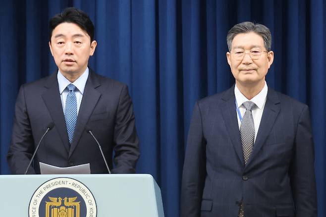 지난 8일 강훈식 대통령 비서실장(왼쪽)이 용산 대통령실에서 오광수 민정수석(오른쪽) 인선을 발표하고 있다. 연합뉴스