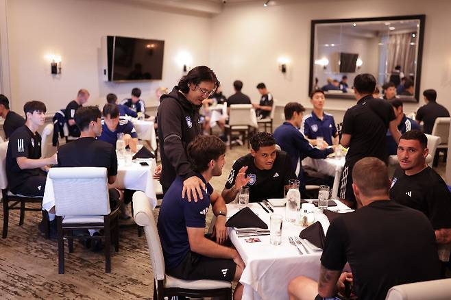 울산의 회식 장면. 울산 HD 제공