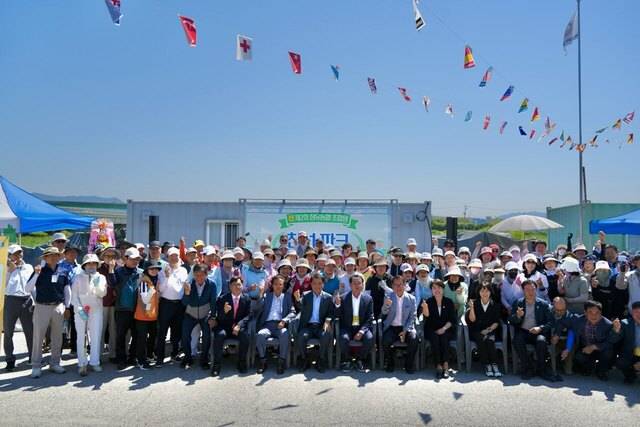 경남 김해 장유농협(조합장 김병일)이 4일 김해 조만강파크골프장에서 ‘제2회 장유농협 조합원 친선 파크골프대회’ 참여를 기념하고 있다.