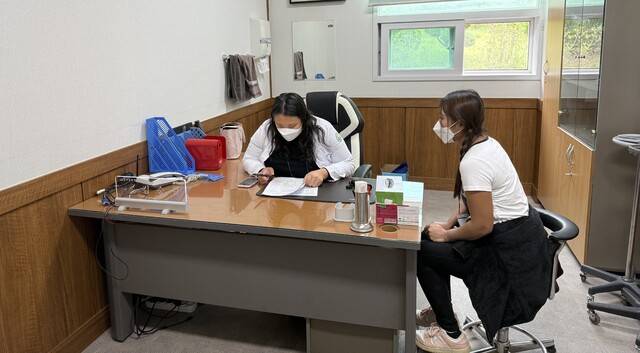 전라남도(도지사 김영록)가 외국인 주민의 의료 접근성을 높이기 위해 ‘외국인 안심병원’을 6월부터 지정·운영하기로 하고 의료기관을 대상으로 신청을 받고 있다. 외국인 주민은 외국인 근로자·결혼이민자·유학생 등 한국 국적을 가지지 않았지만 국내에 90일 이상 체류하는 외국인 등을 말한다.