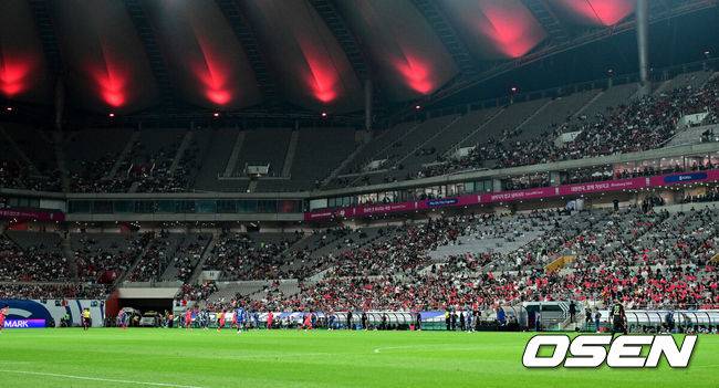 [OSEN=서울월드컵경기장, 지형준 기자] 홍명보 감독이 이끄는 축구대표팀이 10일 서울월드컵경기장에서 쿠웨이트와 2026 국제축구연맹(FIFA) 북중미 월드컵 아시아 3차 예선 조별리그 B조 10차전 최종전을 펼쳤다.한국은 지난 6일 이라크와 원정 9차전에서 2-0으로 승리하며 전세계에서 6번째, 아시아에서 최초로 11회 연속 월드컵 본선 진출의 역사를 썼다. B조에선 1위(승점 19점) 한국과 2위(승점 16점) 요르단이 월드컵에 직행한다.매진에 실패한 서월월드컵경기장 모습. 2025.06.10 /jpnews@osen.co.kr