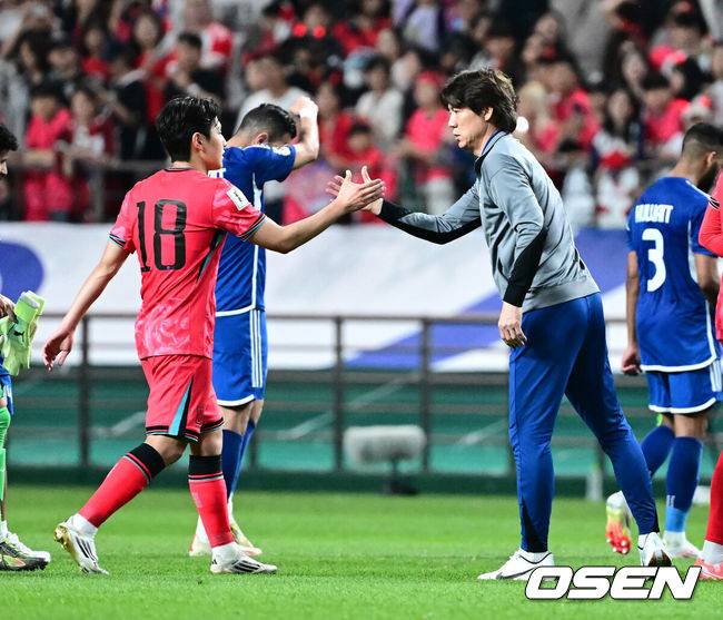 [OSEN=서울월드컵경기장, 지형준 기자] 대한민국 대표팀이 무려 15년 만에 패배 없이 최종예선을 마무리했다.&nbsp;홍명보 감독이 이끄는 대한민국&nbsp;축구 국가대표팀은 10일 서울월드컵경기장에서 열린&nbsp;2026 국제축구연맹(FIFA) 북중미 월드컵 아시아지역 최종예선 3차 예선 B조 10차전에서 쿠웨이트와 맞붙어 4-0으로 대승했다.이번 승리로 한국은 승점 22점(6승 4무)을 만들면서 패배 없이 최종예선을 마쳤다.경기를 마치고 홍명보 감독이 이강인과 하이파이브를 하누고 있다. 2025.06.10 /jpnews@osen.co.kr