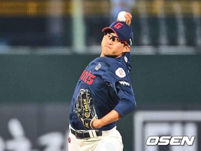 [OSEN=부산, 이석우 기자] 11일 부산 사직야구장에서 2025 신한 SOL 뱅크 KBO 리그 롯데 자이언츠와 NC 다이노스의 경기가 열린다. 주말 3연전 동안 NC 다이노스가 창원NC파크 대신 사직야구장을 홈구장으로 사용한다. 홈팀 NC는 김태경, 방문팀 롯데는 박세웅이 선발 출전 했다.롯데 자이언츠 선발 투수 박세웅이 역투하고 있다. 2025.04.11 / foto0307@osen.co.kr