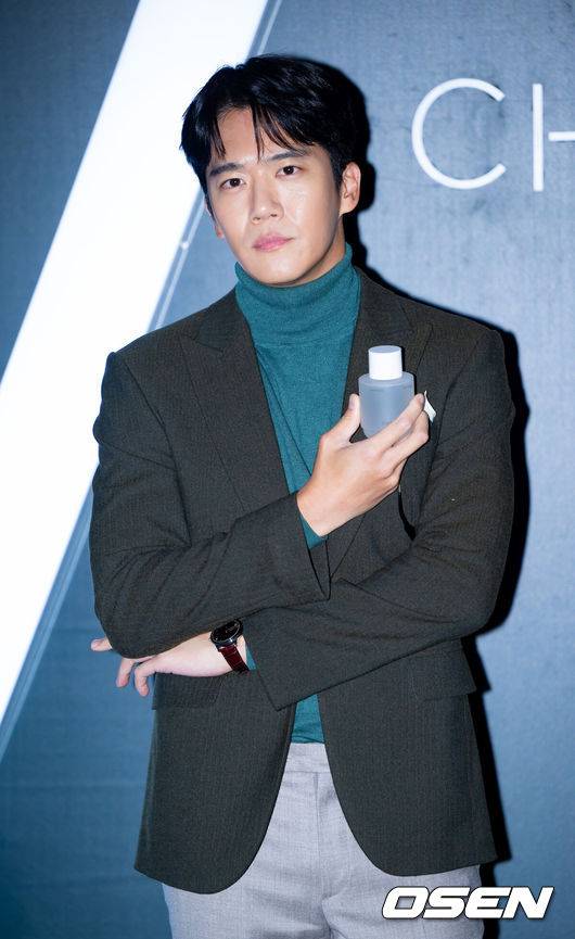 [OSEN=민경훈 기자] 배우 하석진이 27일 오후 서울 성수동 더 퍼퓸 클럽 바이 수향에서 열린 ‘오딧세이 챔터파이브’ 론칭 이벤트에 참석했다.배우 하석진이 포토월에서 포즈를 취하고 있다. 2023.10.27 / rumi@osen.co.kr