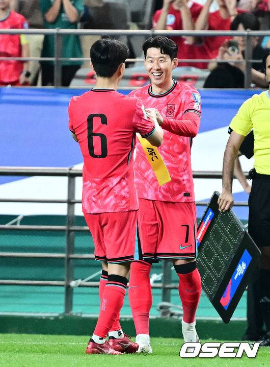 [OSEN=서울월드컵경기장, 지형준 기자] 대한민국 대표팀이 무려 15년 만에 패배 없이 최종예선을 마무리했다.&nbsp;홍명보 감독이 이끄는 대한민국&nbsp;축구 국가대표팀은 10일 서울월드컵경기장에서 열린&nbsp;2026 국제축구연맹(FIFA) 북중미 월드컵 아시아지역 최종예선 3차 예선 B조 10차전에서 쿠웨이트와 맞붙어 4-0으로 대승했다.이번 승리로 한국은 승점 22점(6승 4무)을 만들면서 패배 없이 최종예선을 마쳤다.후반 한국 손흥민이 교체 출전하며 황인범이 주장 완장을 건네고 있다. 2025.06.10 /jpnews@osen.co.kr