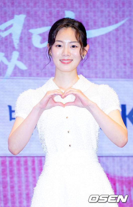 [OSEN=민경훈 기자]  11일 오후 서울 신도림 디큐브시티 내 더 세인트에서 KBS 2TV 새 수목드라마 '남주의 첫날밤을 가져버렸다'(극본 전선영, 연출 이웅희) 제작발표회가 진행됐다.가수 겸 배우 서현과 옥택연의 만남으로 화제를 모은 이 작품은 평범한 여대생의 영혼이 깃든 로맨스 소설 속 병풍 단역이 소설 최강 집착남주와 하룻밤을 보내며 펼쳐지는 로맨스 판타지다. 동명의 웹소설을 원작으로 한다.배우 김한솔이 무대 위에서 포즈를 취하고 있다. 2025.06.11 / rumi@osen.co.kr