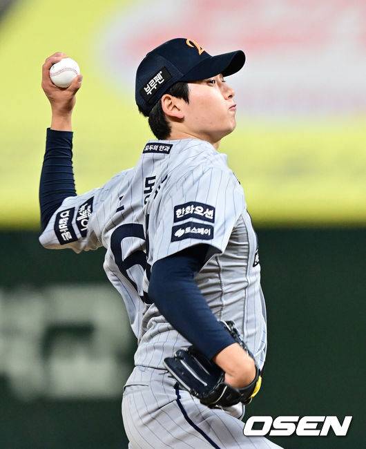 [OSEN=인천, 김성락 기자] 16일 오후 SSG 랜더스 필드에서 ‘2025 신한 SOL BANK KBO리그’ SSG 랜더스와 한화 이글스의 경기가 열렸다.이날 SSG는 김광현을, 한화는 와이스를 선발투수로 내세웠다. 9회초 한화 조동욱이 마운드에 올라 힘차게 공을 뿌리고 있다. 2025.04.16 / ksl0919@osen.co.kr