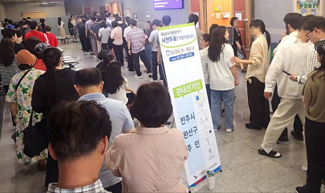 ▲제21대 대통령선거 사전투표 첫날인 5월 29일 전주지역 유권자들이 전북도청 4층 대회의실에 마련된 효자5동 사전투표소 앞에서 투표를 위해 차례를 기다리고 있다. ⓒ연합뉴스