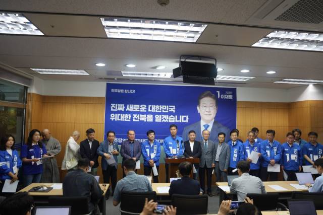 ▲민주당 전북총괄선대위가 6월 2일 공식 선거운동 마지막날에 이재명 대선 후보 지지를 호소하고 있다. ⓒ