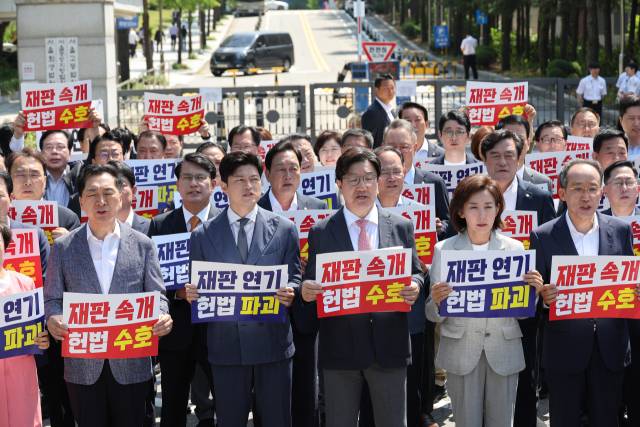 ▲국민의힘 김용태 비상대책위원장과 권성동 원내대표가 11일 이재명 대통령의 공직선거법 위반 사건의 파기환송심을 사실상 무기한 연기한 서울고등법원 앞에서 열린 현장 의원총회에서 구호를 외치고 있다. ⓒ연합뉴스