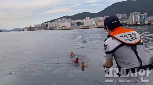 ▲물에 빠진 외국인 구조활동ⓒ여수해경