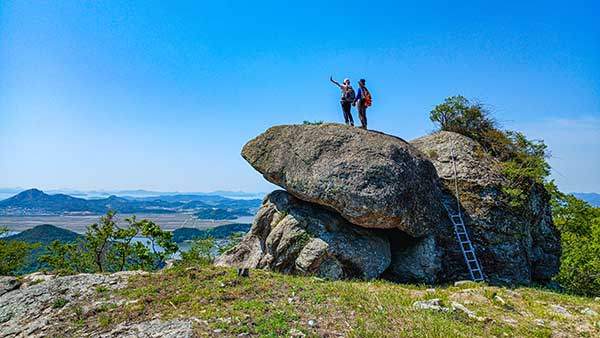 산 위에 거북이 한 마리가 올라와 있는 듯한 거북바위 .