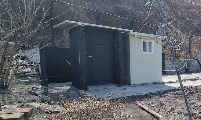 서울 서대문구 홍제동 개미마을에서 지난 2월11일 발생한 화재로 가건물이 불에 탄 자리에는 공용화장실이 세워졌다. 변세현 기자