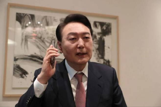 2022년 3월10일 당시 윤석열 대통령 당선인이 서울 서초구 자택에서 조 바이든 미국 대통령과 통화를 하고 있다. 국민의힘 제공