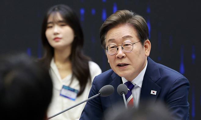 이재명 대통령이 11일 서울 영등포구 한국거래소에서 열린 주식시장 불공정거래 근절을 위한 현장 간담회에서 참석자 질문에 답하고 있다. 뉴시스