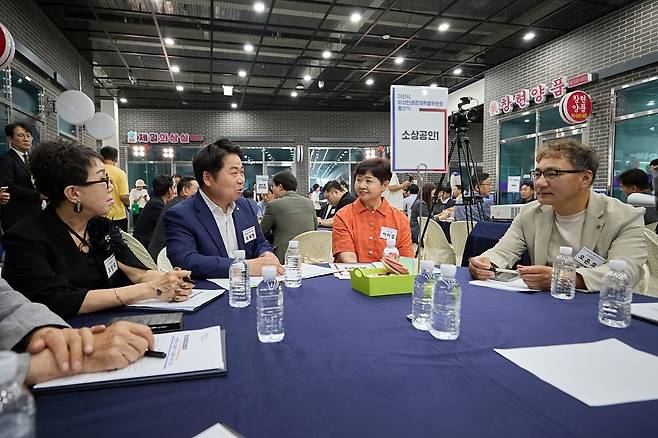 10일 온양온천전통시장 복합지원센터&nbsp;'비상민생경제특별위원회' 출범식에서 시민들로부터 현장의 목소리를 듣는 오세현 아산시장. 아산시 제공