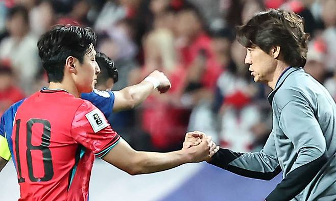 한국 축구대표팀 이강인(왼쪽)이 지난 10일 서울월드컵경기장에서 열린 2026 북중미 월드컵 아시아지역 3차예선 쿠웨이트와 경기 뒤 홍명보 감독과 손을 맞잡고 있다. 뉴스1