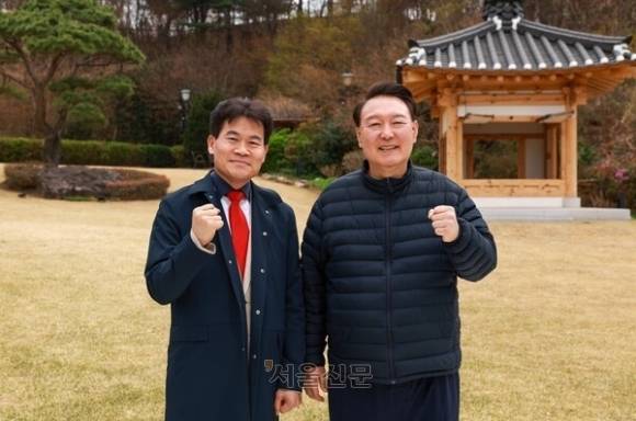 한국사 강사 전한길(왼쪽)씨가 지난 9일 서울 용산구 한남동 관저에서 윤석열 전 대통령을 만났다. 오른쪽은 윤상현 국민의힘 의원. (전한길뉴스 캡쳐)