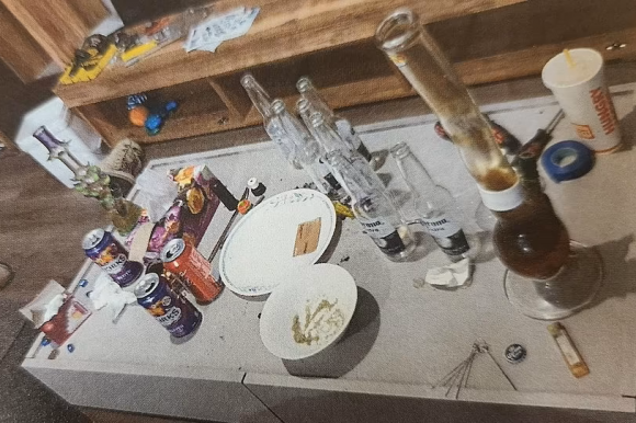 2200만 호주달러(196억원) 로또에 당첨된 20대 남성 조슈아 윈슬렛이 2년여 후인 2022년 말 마약 중독 합병증으로 사망한 사실이 뒤늦게 확인됐다고 10일(현지시간) 데일리메일 호주가 보도했다. 사진은 2020년 남호주주(SA) 경찰이 급습 당시 촬영한 윈슬렛의 애들레이드 자택 내부 모습. SA 경찰 제공