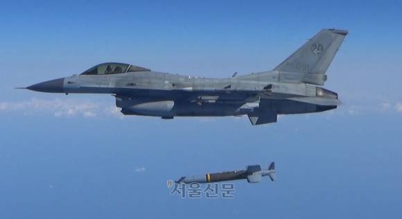 우리 공군의 KF16이 미사일을 발사하고 있다. 합동참모본부 제공